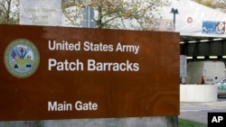 জার্মানির স্টুটগারটে যুক্তরাষ্ট্রের সেনাবাহিনীর প্যাচ ব্যারাকের প্রবেশপথ , যেখানে ইউএস ইউরোপিয়ান কমান্ডের (ইউকম) সদর দফতর অবস্থিত। ফাইল ফটোঃ ২৮ নভেম্বর, ২০০৬। 