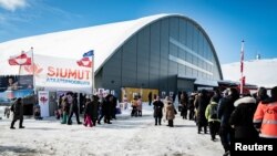 གྷེ་རཱིན་ལན་ཌིའི་རྒྱལ་ས་ནུག་གྲོང་ཁྱེར་དུ་མང་ཚོགས་ཀྱི་འོས་ཤོག་འཕེན་བཞིན་པའི་འདྲ་པར།