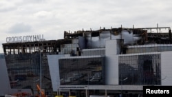 Експерти з питань боротьби з тероризмом вказують на бажання Москви перекласти відповідальність за масову загибель людей під час теракту під Москвою на Україну та на Захід. Фото: Reuters, “Крокус-Сіті-Гол" після теракту