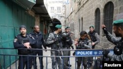 La police israélienne sécurise une ruelle après une attaque au couteau dans la vieille ville de Jérusalem, le 1er avril 2017. 