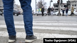 Во 2024 година на македонските патишта се случиле 8.457 сообраќајни незгоди, притоа 142 лица го загубиле животот. Фото: Пешачки премин во Скопје, февруари 2025