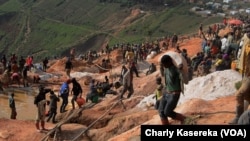 2019年3月1日在非洲刚果民主共和国东部Rubaya矿山作业的手工采矿工人
(资料照片)