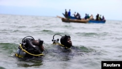 Des membres de la police recherchent un bateau dans le lac Albert, près de Kampala, le 23 mars 2014. (Photo d'illustration)