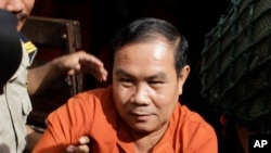 រូបឯកសារ៖ លោក អ៊ុំ សំអាន តំណាងរាស្ត្រ​គណបក្ស​សង្គ្រោះជាតិ ត្រូវបាន​សន្តិសុខ​មន្ទីរ​ឃុំឃាំង​នាំ​ខ្លួន​ទៅ​កាន់​សាលាឧទ្ធរណ៍​នៅរាជធានី​ភ្នំពេញ កាលពី​ថ្ងៃទី២១ ខែកញ្ញា ឆ្នាំ២០១៦។ 