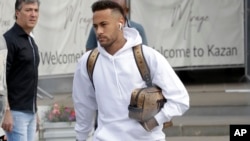 Le Brésilien Neymar près de son hôtel à Kazan, Russie, 7 juillet 2018.