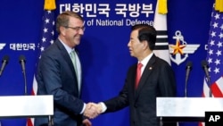 U.S. Defense Secretary Ash Carter (L) shakes hands with South Korean Defense Minister Han Min Koo during a joint news conference after the 47th Security Consultative Meeting (SCM) at the Defense Ministry in Seoul, South Korea, Nov. 2, 2015.