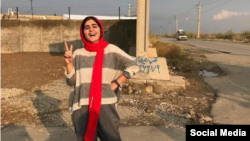 تصویری از سپیده قلیان پس از آزادی موقت با وثیقه ۵۰۰ میلیونی در چهارم آبان ماه امسال