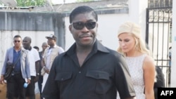 Teodorin Obiang Nguema, vice-président et fils du president Teodoro Obiang Nguema, aux côtés sa compagne danoise Christina D. Mikkelsen, ancienne miss Danemark et miss Bride of the World 2012, lors d'une distribution de jouets aux enfants défavorisés à Malabo, le 23 décembre 2014.