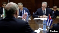 FILE - U.S. Trade Representative Michael Froman (2nd R) meets with Cuba's Minister of Foreign Trade Rodrigo Malmierca in Havana, Cuba, Oct. 7, 2016. 