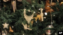 Jewellery decorates an 11-million-dollar Christmas tree at the Emirates Palace hotel in the Emirati capital Abu Dhabi, UAE, 15 Dec 2010