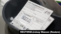 Potvrde o vakcinaciji na jednom od punktova za imunizaciju (Foto: REUTERS/Lindsey Wasson)