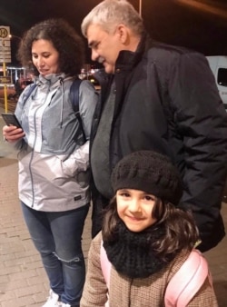 Azerbaijani journalist Afgan Mukhtarli reunites with his wife and daughter at the Berlin airport, March 17, 2020. (Photo courtesy of @ECPMF)