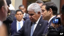 Претседателот на Панама Хосе Мулино и американскиот државен секретар Марко Рубио пристигнуваат на состанок во претседателската палата во Панама Сити, 2 февруари 2025 година