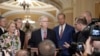 El líder de la minoría del Senado, Mitch McConnell, republicano por Kentucky (centro), habla con los periodistas después de un almuerzo político en el Capitolio, el miércoles 6 de septiembre de 2023, en Washington.