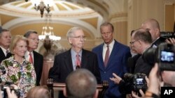 El líder de la minoría del Senado, Mitch McConnell, republicano por Kentucky (centro), habla con los periodistas después de un almuerzo político en el Capitolio, el miércoles 6 de septiembre de 2023, en Washington.