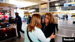 一位伊朗裔美国公民和她的律师在洛杉矶国际机场，该律师正帮助她在伊朗受到美国总统行政命令影响的家人（2017年1月28日）

