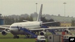 Cảnh sát phong tỏa các con đường ra vào sân bay St. Angelo gần thành phố Enniskillen, nơi chiếc máy bay đang đậu
