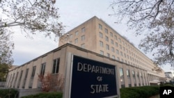 Една од одредбите опфаќа и забрана за нови владини вработувања, како и наредба за укинување на работењето од далечина во владините агенции. Фото: Зградата на Стејт департментот, на 7 декември 2024