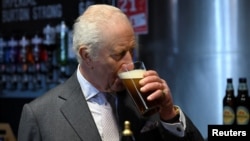 กษัตริย์ชาร์ลแห่งอังกฤษขณะเสวยเบียร์จากแก้วไพน์ท ในการเสด็จพระราชดำเนินเยือนโรงหมักบ่มเบียร์ในอังกฤษเมื่อ 24 กุมภาพันธ์ 2025 (ที่มา: Pool via Reuters)