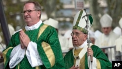 Pope Francis arrives for Sunday Mass on the Benjamin Franklin Parkway in Philadelphia, Pennsylvania, Sept. 27, 2015.