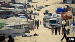 Refah’tan kaçan ve Gazze'nin güney ve orta kesimlerine dağılmış durumda olan Filistinliler’in çoğu çadır kamplarında yaşıyor.