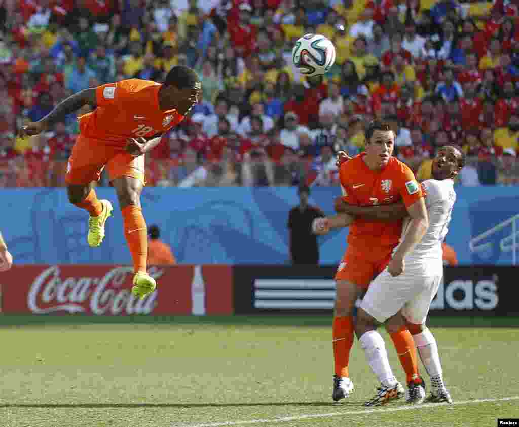Leroy Fer of the Netherlands scores with a header against Chile at the Corinthians arena in Sao Paulo, June 23, 2014.