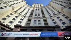 Spanduk pemilu terlihat untuk pemilu lokal tiga hari mendatang di seluruh Rusia dan di wilayah Ukraina yang dikuasai Rusia mulai bulan September (foto: dok). 