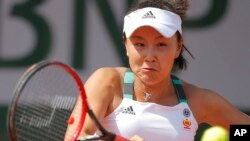 China's Shuai Peng plays a shot against Romania's Sorana Cirstea during their first round match of the French Open tennis tournament at the Roland Garros stadium, in Paris, France, May 30, 2017.