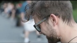 Американці надягнули дерев'яні окуляри від карпатських майстрів. Відео