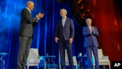 El presidente Joe Biden (al centro), y los mandatarios Barack Obama y Bill Clinton participan en un evento de recaudación de fondos con el presentador Stephen Colbert ,en el Radio City Music Hall, el jueves 28 de marzo de 2024, en Nueva York.