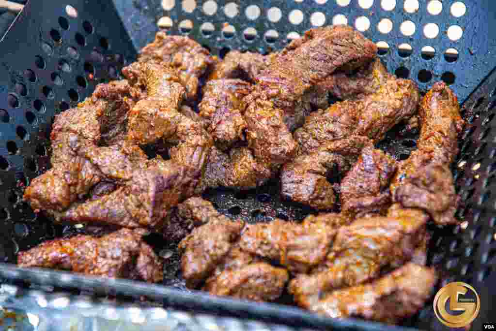 Ma'aikatan Muryar Amurka da iyalansu a filin Quincy Park dake jihar Virginia.