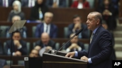 El presidente de Turquía, Tayyip Erdogan, dice ante el parlamento, el mares 23 de octubre de 2018, que no está satisfecho con la explicación de Arabia Saudí sobre el asesinato del periodista Jamal Khashoggi.