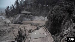 Sebuah kawasan terlihat tertutup abu vulkanik di Desa Sumber Wuluh di Lumajang pada 5 Desember 2021, pasca erupsi Gunung Semeru yang menewaskan sedikitnya 13 orang. (Foto: AFP/Juni Kriswanto)