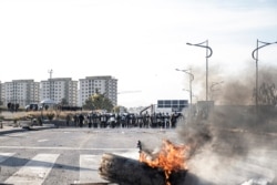 Kurdish security forces are seen approaching on a road in the Iraqi Kurdistan city of Sulaymaniyah during protests on Dec. 11, 2020. (Rebaz Majeed/VOA). Moments after this photo was taken, one of them threatened Rebaz Majeed, a journalist with VOA.