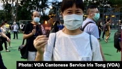 香港市民吴小姐身穿自己设计写上“人民不会忘记”的衣服参与六四31周年维园烛光集会，她表示今年的烛光是特别的，象征香港人不会被专政任意宰割 (美国之音/汤惠芸）