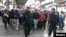 Para migran tiba melalui kereta di stasiun kereta utama di Munich, Jerman, 6 September 2015. 