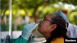 Una mujer se somete a una prueba de COVID-19 en Tecoluca, El Salvador, el 1 de agosto de 2021.