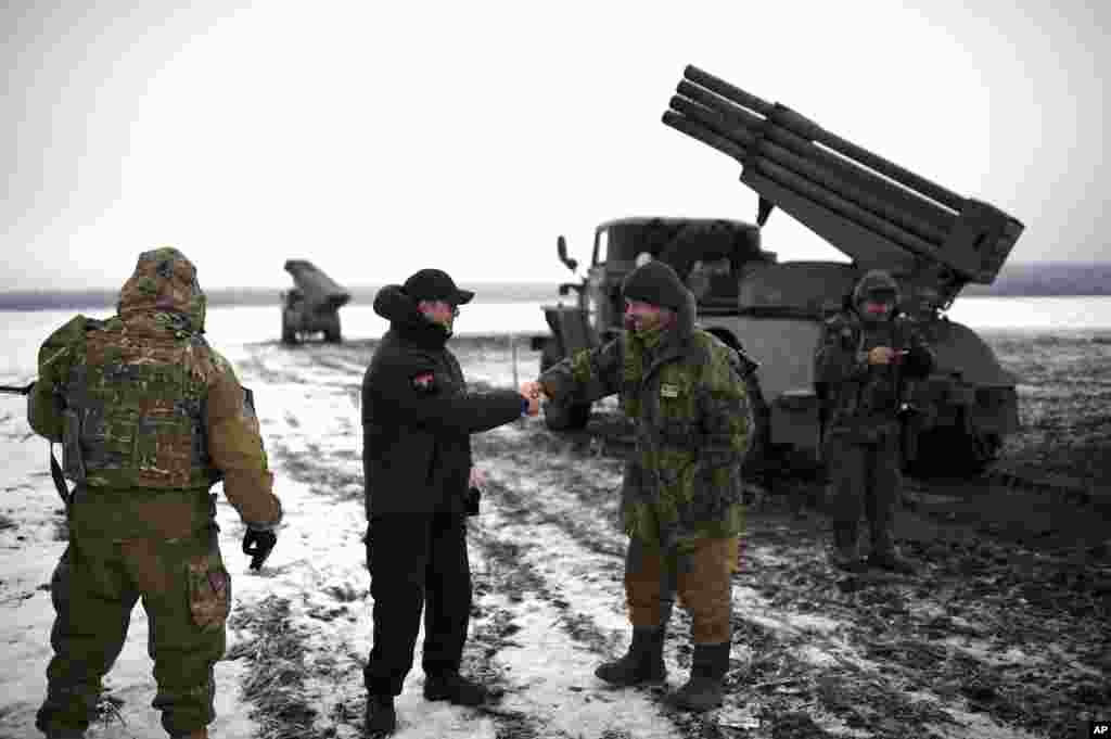 Ukrainian parliament lawmaker and leader of Ukraine's Radical Party Oleh Lyashko, second left, greets Ukrainian soldiers near the town of Volnovakha, eastern Ukraine, Jan. 25, 2015.