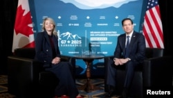在加拿大魁北克夏洛瓦的七国集团外长会议上，加拿大外长梅拉尼·乔利与美国国务卿马尔科·卢比奥举行会谈。(2025年3月13日)
