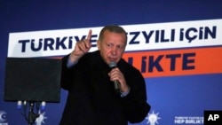 土耳其总统埃尔多安在2023年5月14日的大选中尚未获得连任的足够票数将在决选中与对手对决。（美联社）