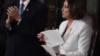 Nancy Pelosi déchire le discours de Donald Trump le 4 février 2020 à Washington. (Olivier DOULIERY / AFP)