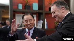 از راست:‌ مایک پمپئو وزیر خارجه، «کیم یونگ چول» نماینده کره شمالی، جمعه ۲۸ دی ماه در واشنگتن