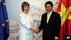 European Union's top diplomat Catherine Ashton (l) with Vietnamese Foreign Minister Pham Binh Minh before their talks in Hanoi, Aug. 12, 2014. 