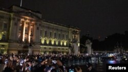 Maelfu ya raia wa Uingereza wasubiri kuona jeneza lililobeba mwili wa Malkia Elizabeth.