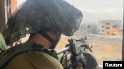 Газета The Wall Street Journal повідомила в суботу, що до середини грудня Ізраїль скинув 29 000 бомб, боєприпасів і снарядів на Газу, зруйнувавши або пошкодивши майже 70 відсотків будинків. Ізраїльський солдат в секторі Газа. 30 грудня 2023 року. Армія оборони Ізраїлю/REUTERS