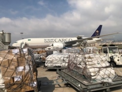 Anggota staf Pusat Bantuan dan Bantuan Kemanusiaan Raja Salman menurunkan bantuan kemanusiaan di Bandara Internasional Beirut menyusul ledakan di Lebanon, 7 Agustus 2020. (Foto: via Reuters)