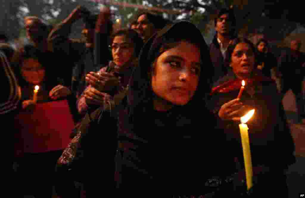 People participate in a candle light vigil for the recovery of the young victim of the recent brutal gang-rape in a bus in New Delhi, India, December 26, 2012. 