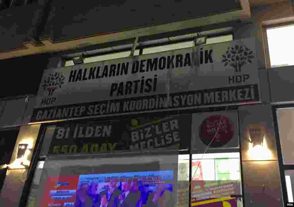 An electronic board displaying running election result updates is seen at the HDP's provincial election office in Gaziantep, Turkey, June 7, 2015. (Mutlu Civiroglu/VOA Kurdish)