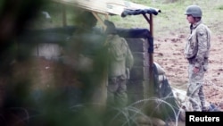 Turkish soldiers take up position near the border with Syria, in the Turkish border town of Ceylanpinar, Sanliurfa province, November 26, 2012.