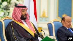 Saudi Arabia's Crown Prince Mohammed bin Salman, left, and Yemen's President Abed Rabbo Mansour Hadi, attend the signing a power-sharing in Riyadh, Saudi Arabia, Nov. 5, 2019.